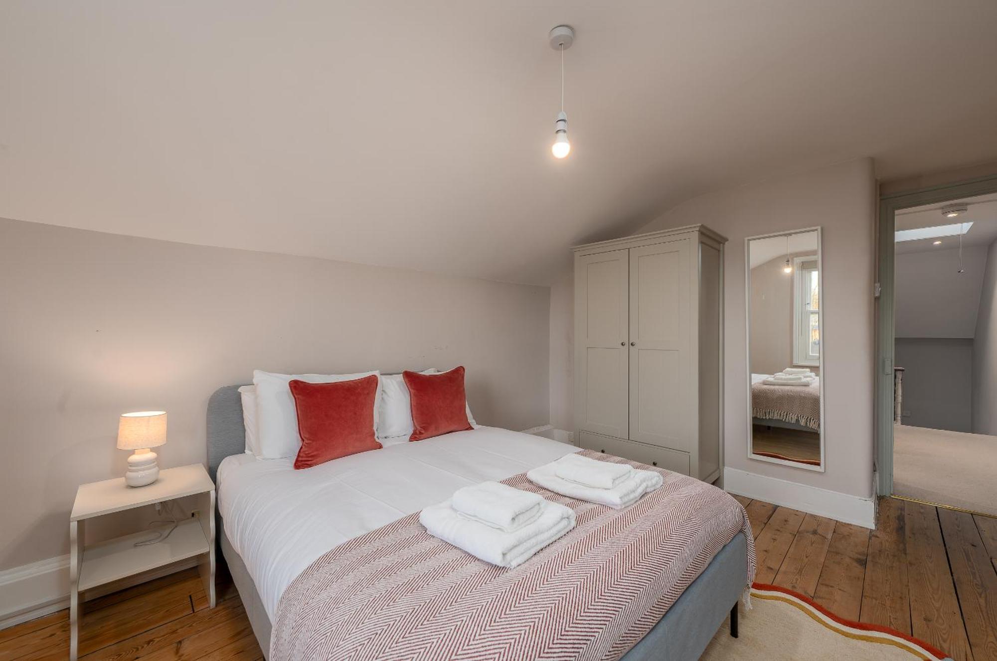 Vesto Three Bedroom Duplex In Clapham Londra